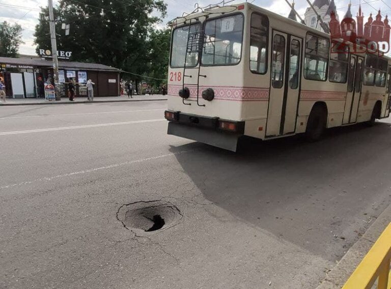 На центральном проспекте Запорожья в двух местах провалился асфальт (ФОТО)