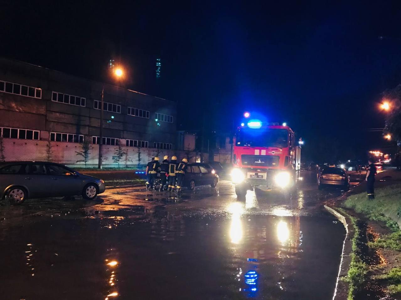 В Запорожье автомобили застряли в воде: результат непогоды показали спасатели (ФОТО)