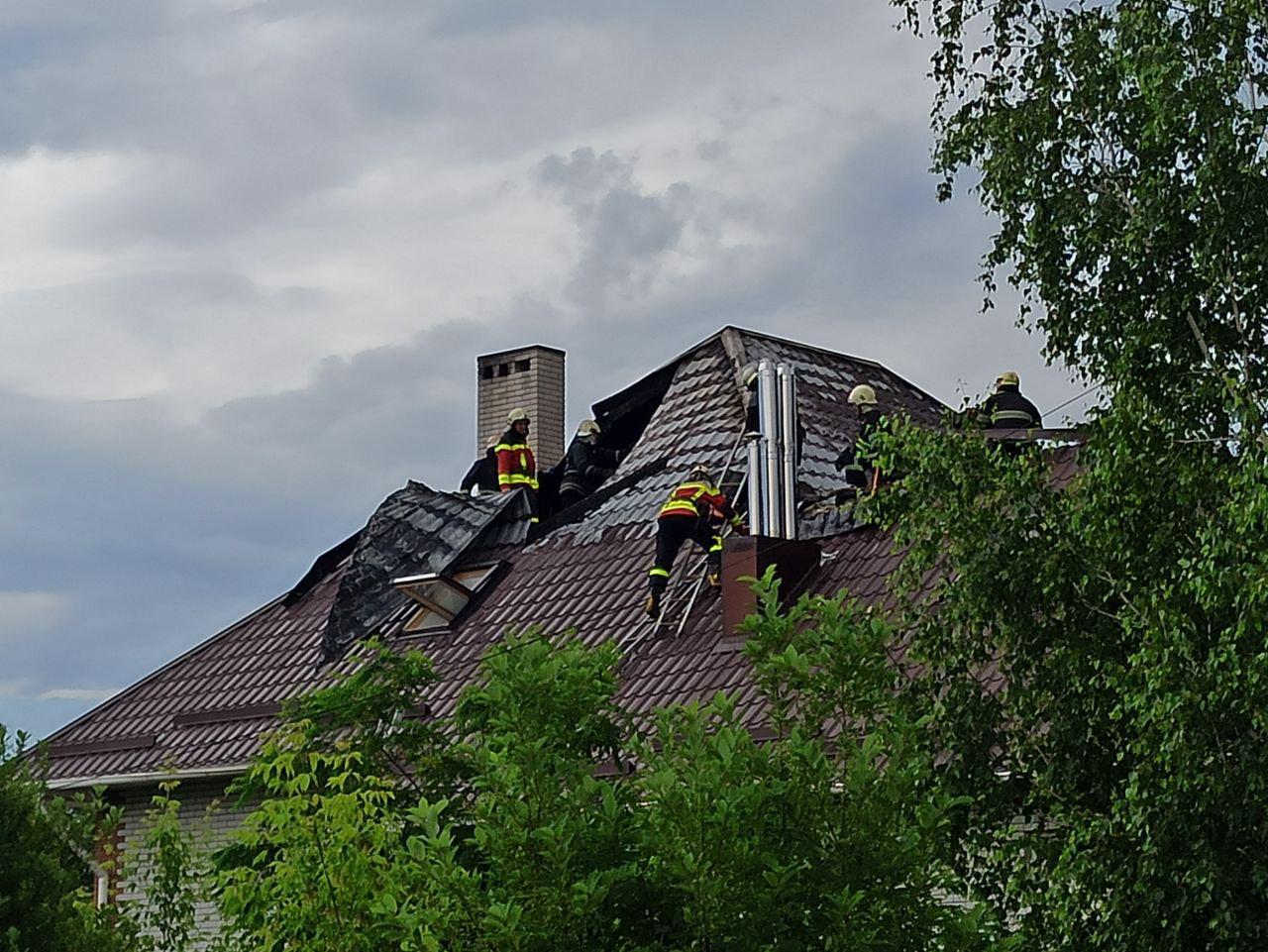 В Запорожской области из-за удара молнии загорелся дом: подробности (ФОТО)