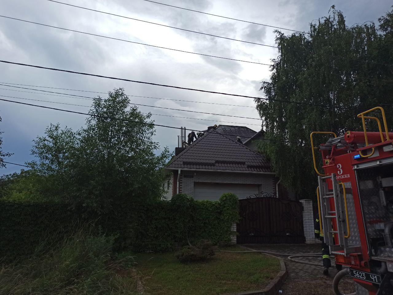 В Запорожской области из-за удара молнии загорелся дом: подробности (ФОТО)