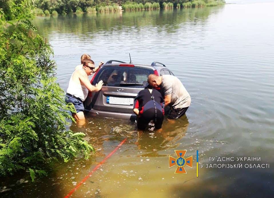 В Запорожской области автомобиль скатился в реку: подробности (ФОТО)