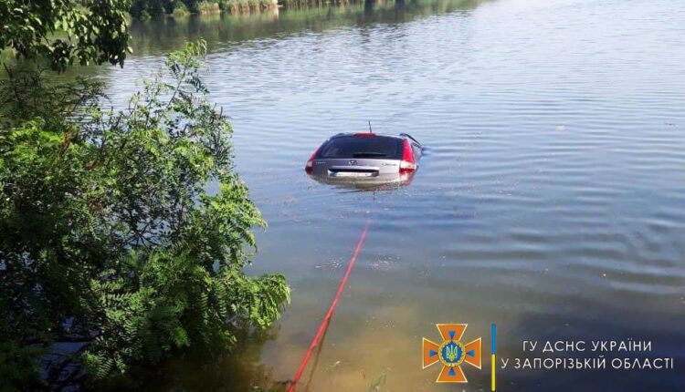 Затонувший автомобиль в реке