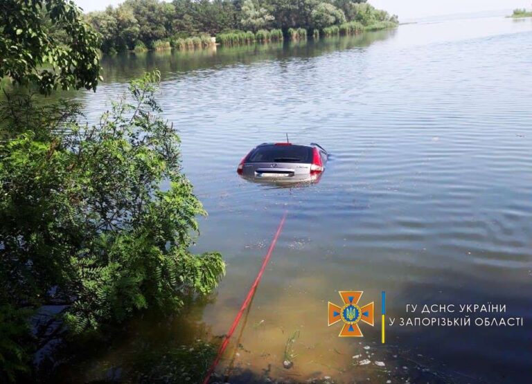 В Запорожской области автомобиль скатился в реку: подробности (ФОТО)