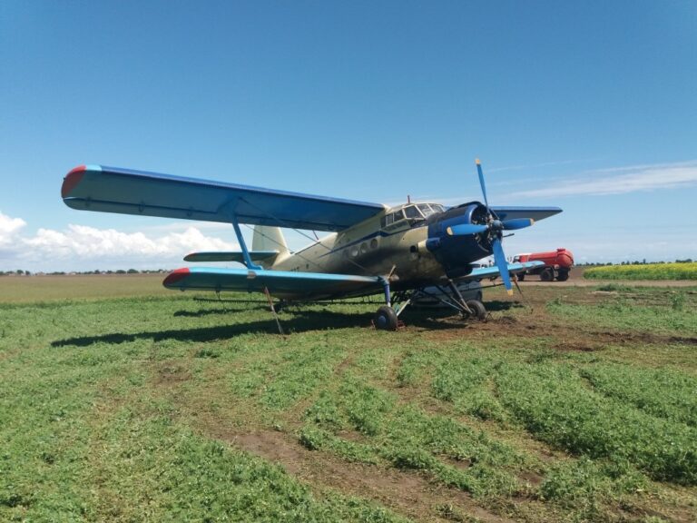 В Запорожской области с самолета распыляли химические вещества: подробности (ФОТО)