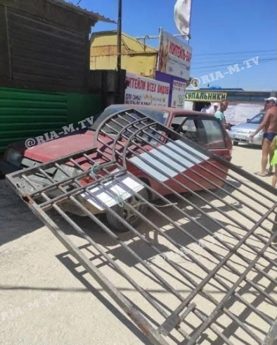 В Кирилловке пьяный водитель протаранил ворота на пляж (ФОТОФАКТ)