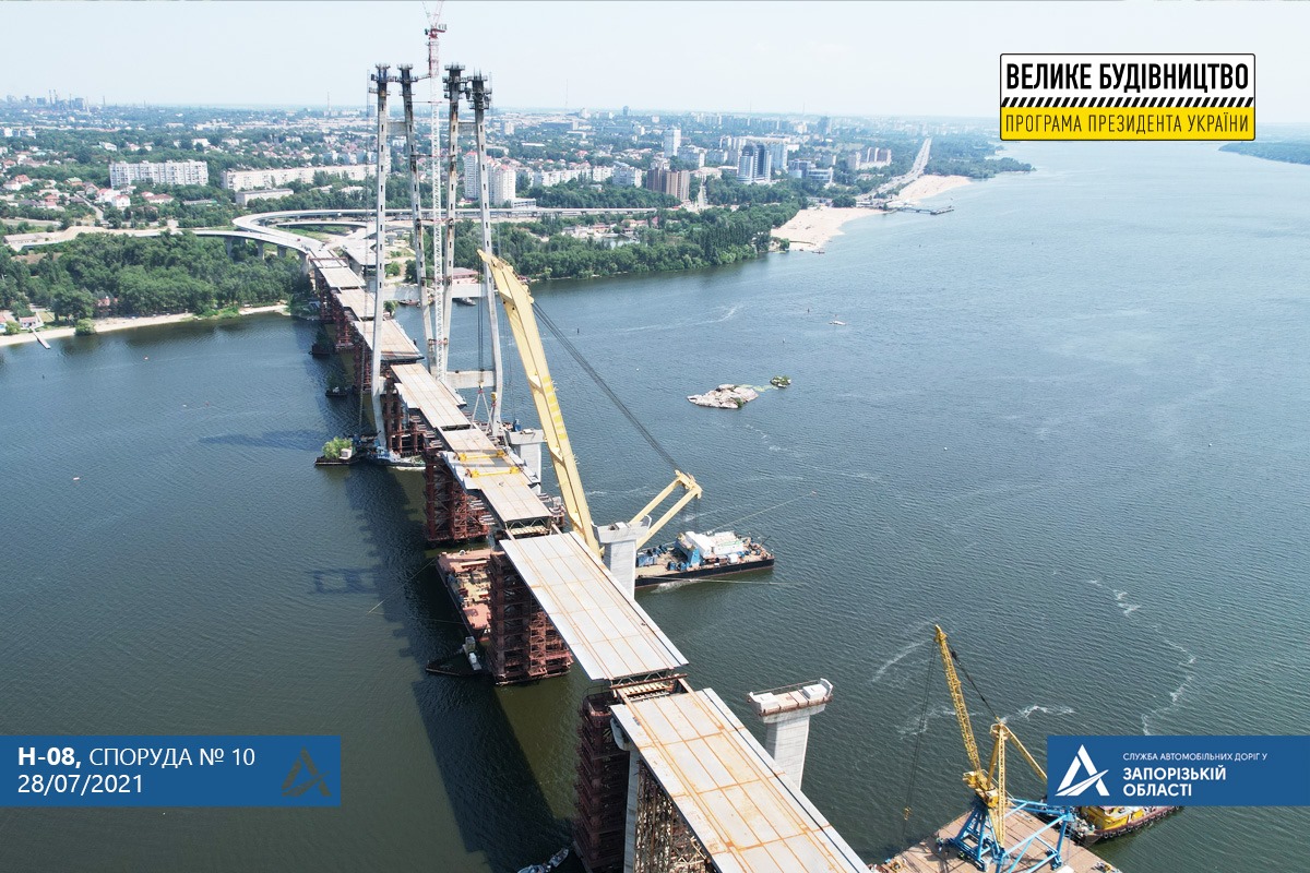 В Запорожье еще один мост соединил два берега Днепра: подробности (ФОТО)