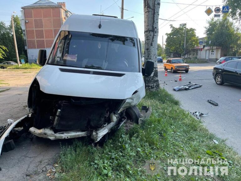 В Запорожье на Космосе маршрутка столкнулась с легковушкой: стало известно, сколько пострадавших (ФОТО)