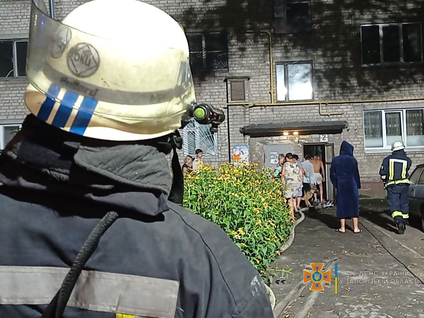 Из запорожской многоэтажки экстренно эвакуировали десятки жильцов (ВИДЕО, ФОТО)