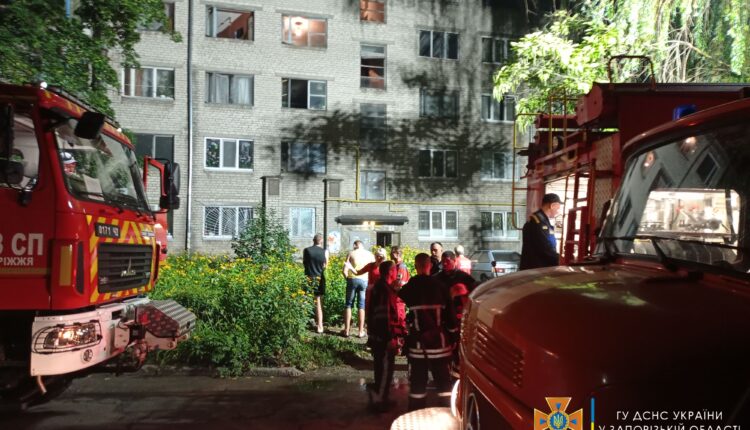 Из запорожской многоэтажки экстренно эвакуировали десятки жильцов (ВИДЕО, ФОТО)
