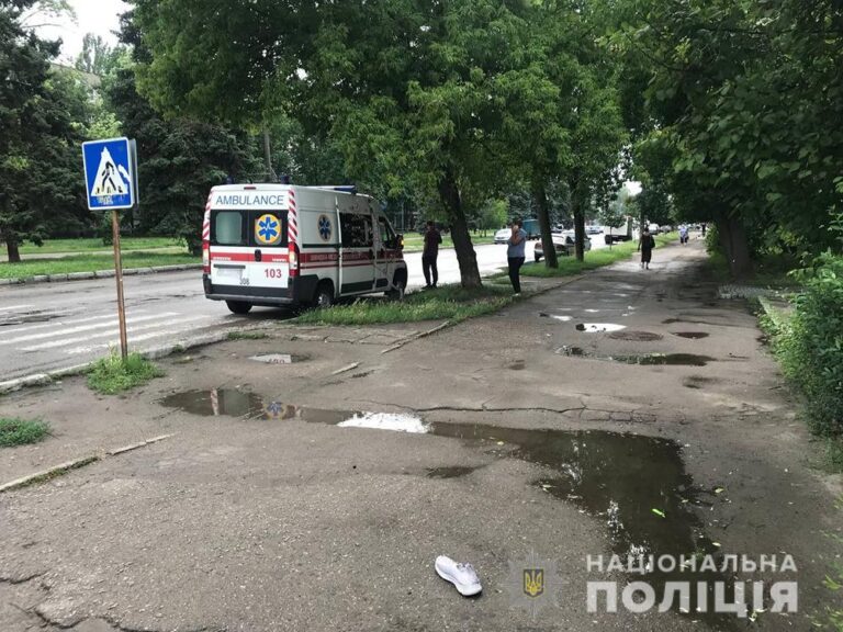 В Запорожье в супермаркете на Космосе парень выследил женщину возле банкомата и напал на нее: подробности (ФОТО)