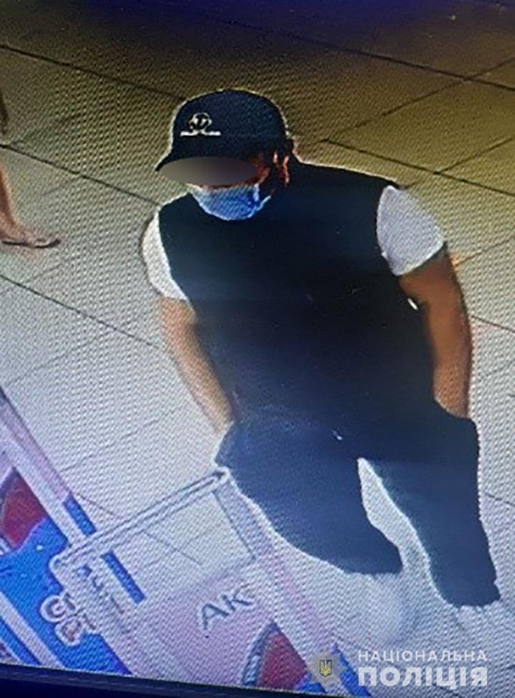 В Запорожье в супермаркете на Космосе парень выследил женщину возле банкомата и напал на нее: подробности (ФОТО)