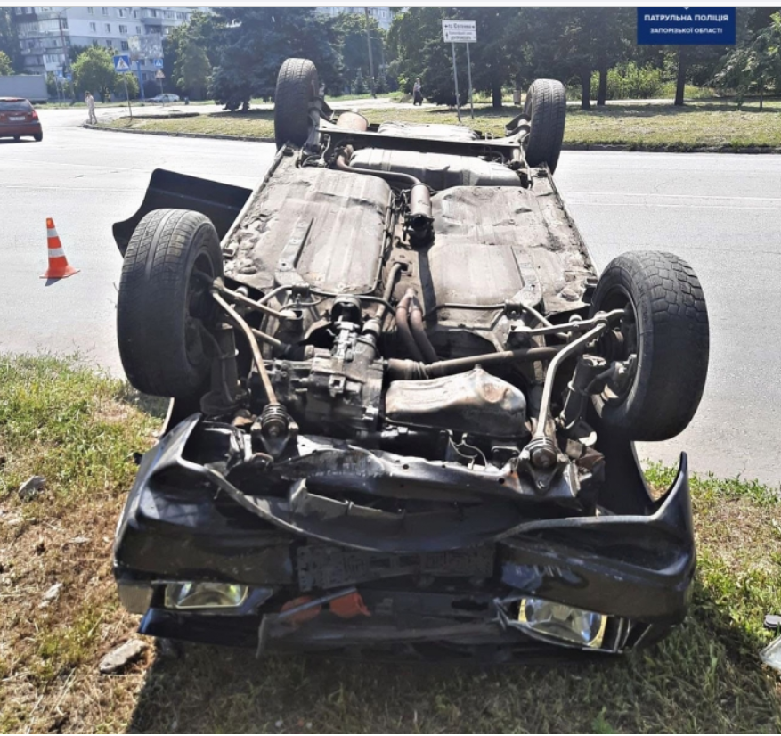 В Запорожье пьяный водитель влетел в люк: автомобиль перевернулся (ФОТО)