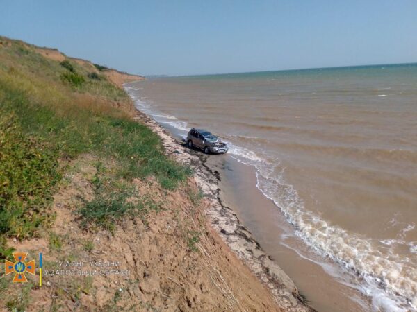 В Бердянском районе иномарка упала с обрыва в море (ФОТО)