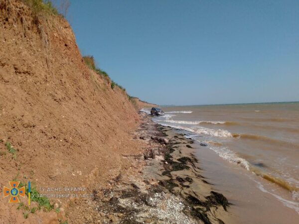 В Бердянском районе иномарка упала с обрыва в море (ФОТО)
