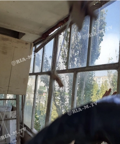 В Мелитополе балконная рама едва не рухнула на людей (ФОТО)