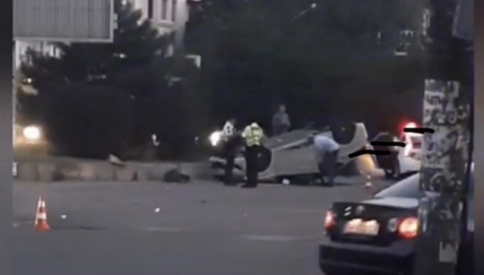 В Запорожье произошло серьезное ДТП: одно авто перевернулось (ФОТО)