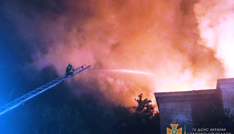 Появились подробности масштабного пожара в многоэтажке в центре Запорожья: жильцов экстренно эвакуировали (ВИДЕО, ФОТО)