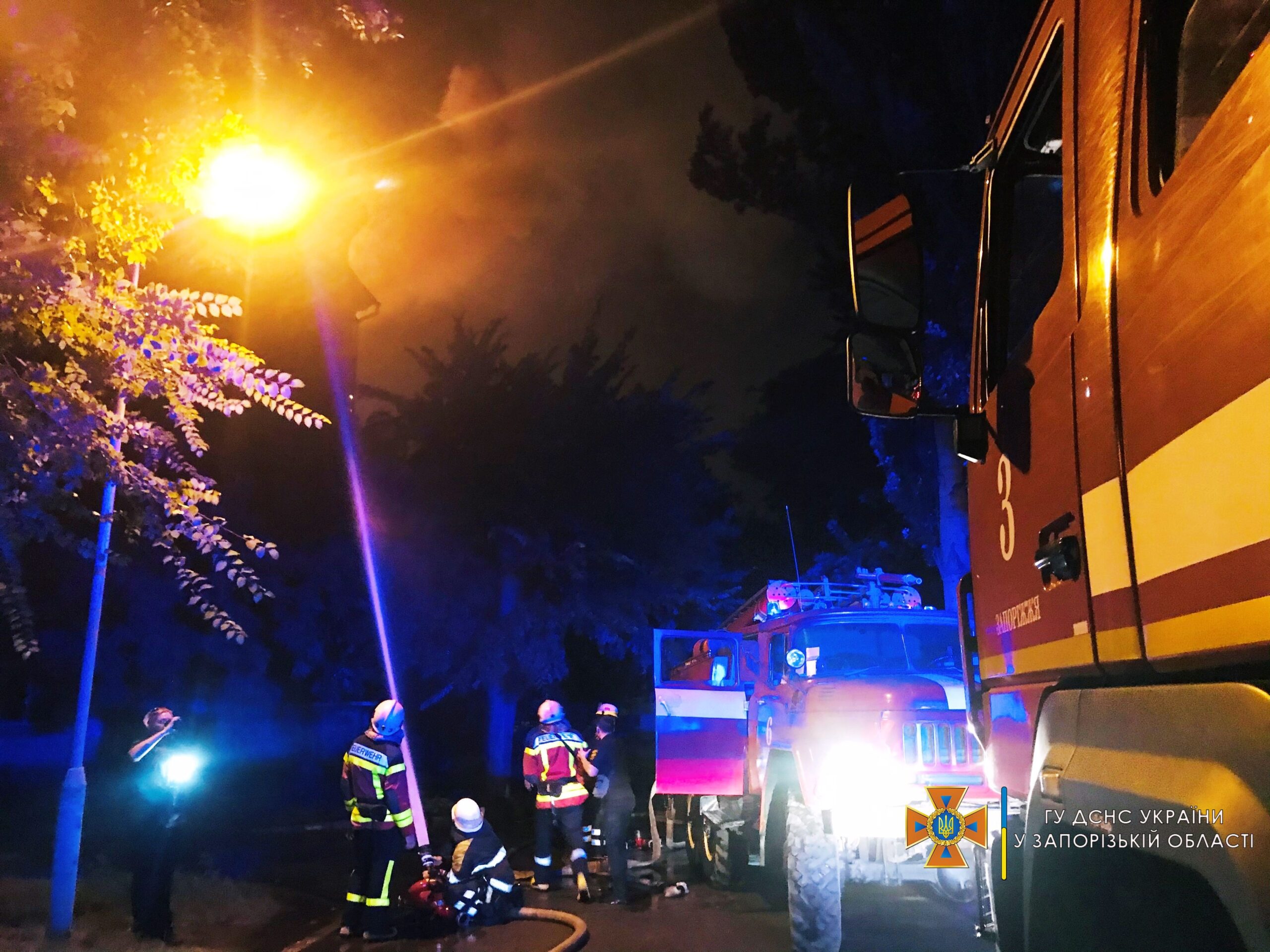 Появились подробности масштабного пожара в многоэтажке в центре Запорожья: жильцов экстренно эвакуировали (ВИДЕО, ФОТО)