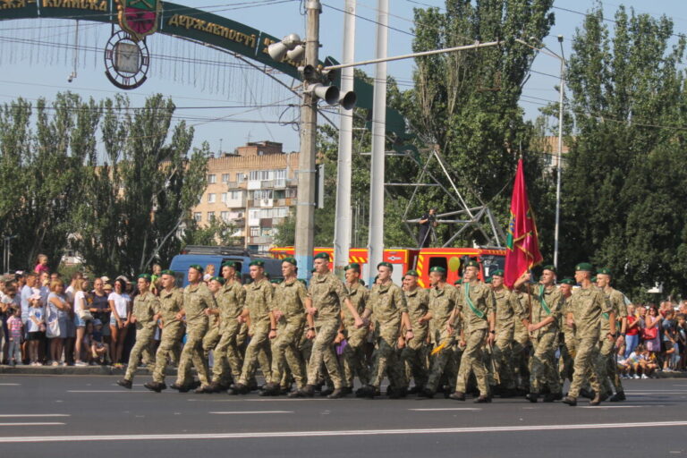 В Запорожье состоялось торжественное шествие военных и силовиков (ФОТО)
