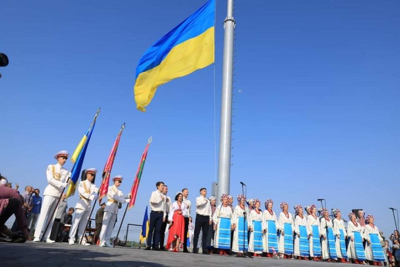 В Запорожье на Хортице подняли самый высокий флаг в городе (ФОТО)