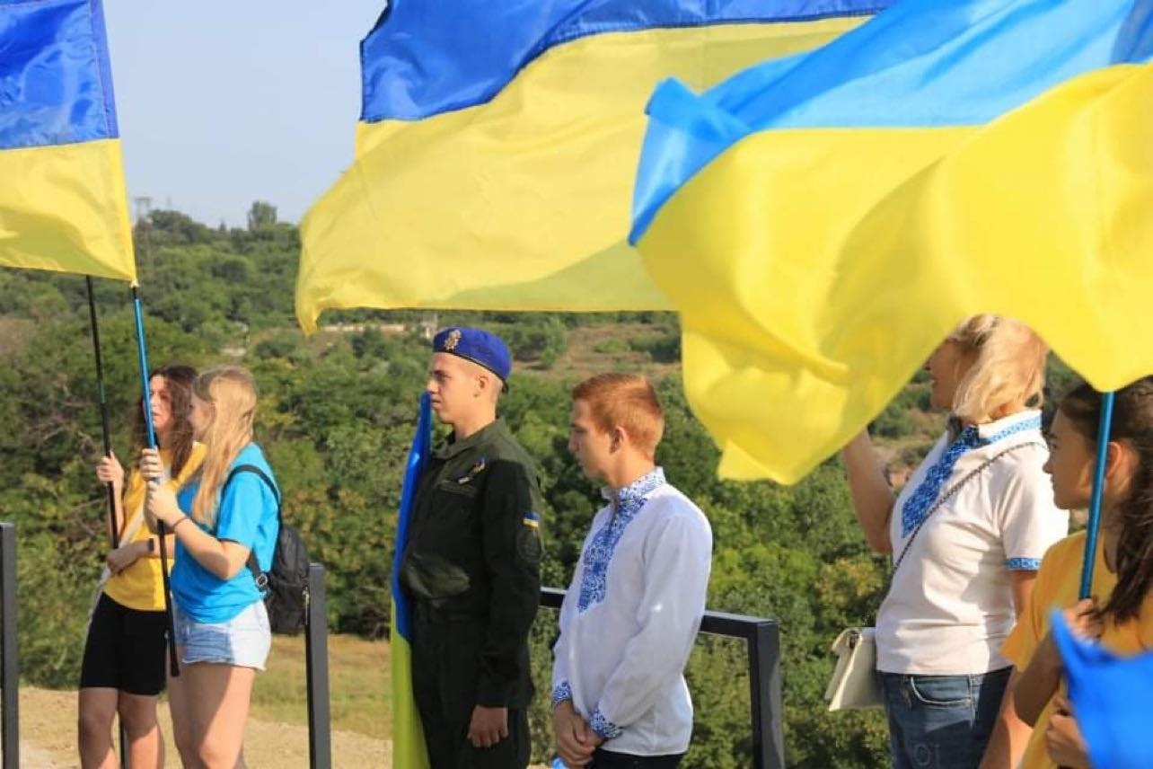 В Запорожье на Хортице подняли самый высокий флаг в городе (ФОТО)