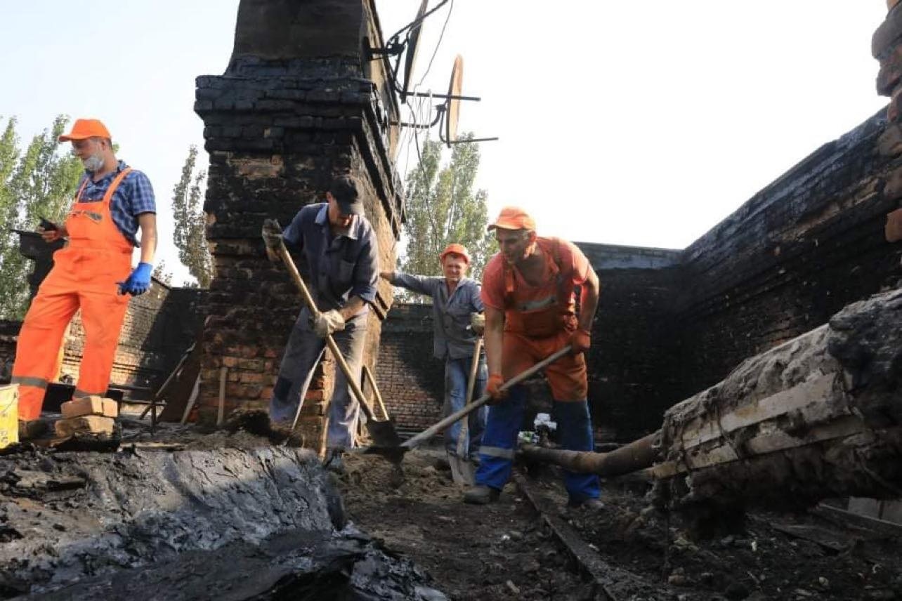 В сети показали, что сейчас происходит в доме, пострадавшем в результате пожара, в центре Запорожья (ФОТО)
