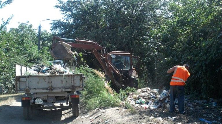 В сети показали, как ликвидируют стихийные свалки в Запорожье