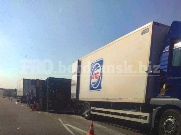В Запорожской области на трассе у грузовика оторвался прицеп (ФОТО)