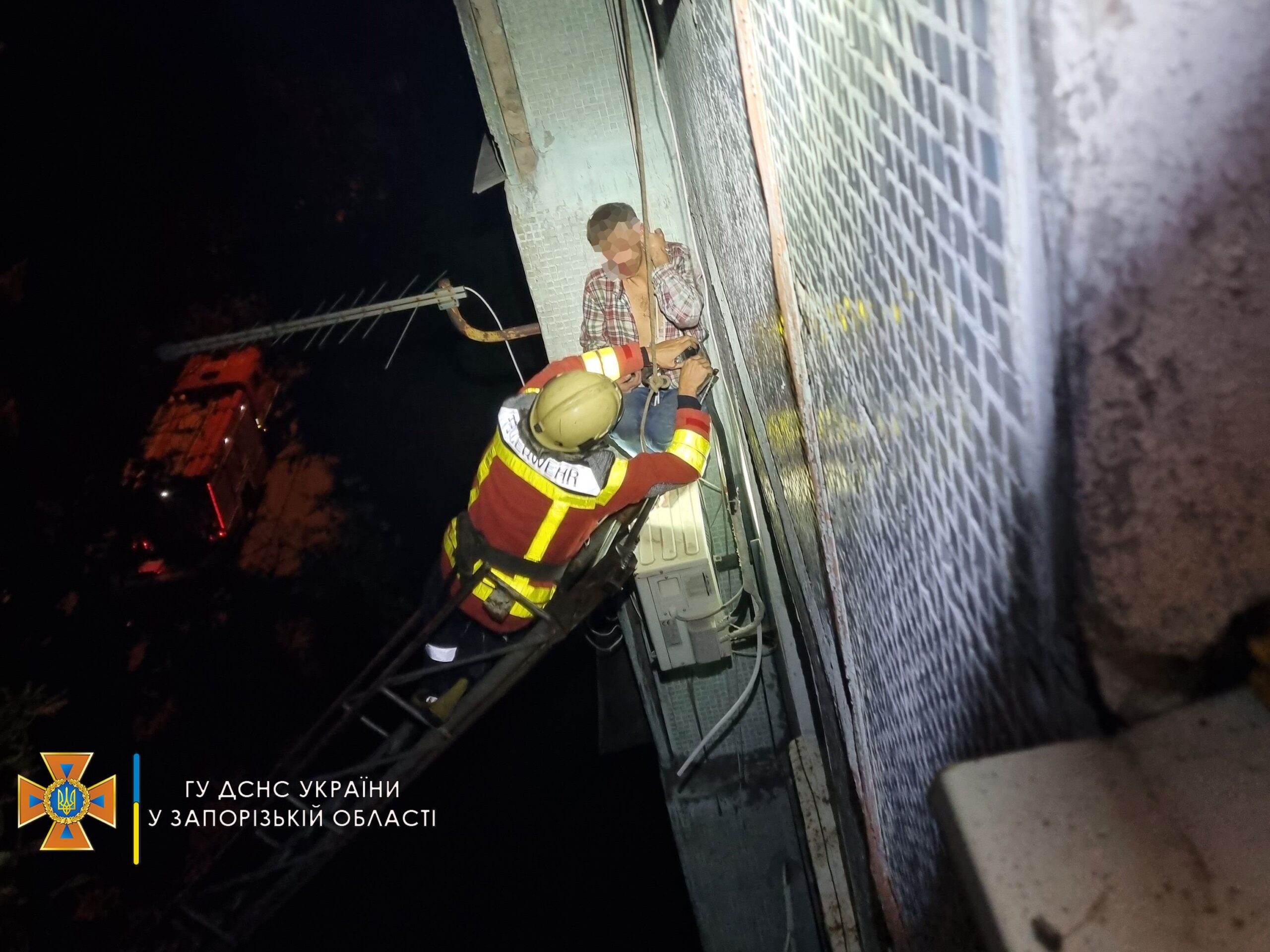 В Запорожье ночью из окна многоэтажки упал человек (ФОТО)
