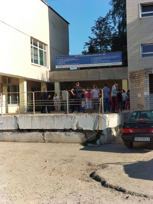 Жители Бабурки жалуются на огромные очереди в детскую поликлинику (ФОТО)
