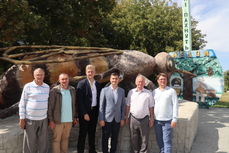 Рекорд Украины: в Запорожской области открыли огромный памятник пчеле (ФОТО)