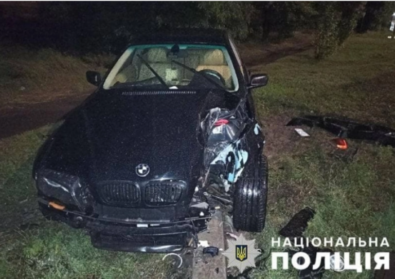 В Бердянске водитель легковушки возле заправки протаранил столб (ФОТО)
