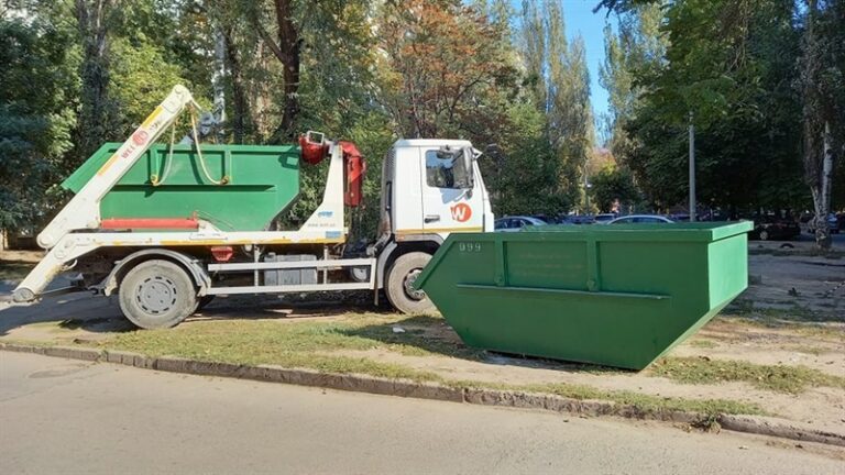 В Запорожье горожане используют мусорные баки не по назначению (ФОТО)