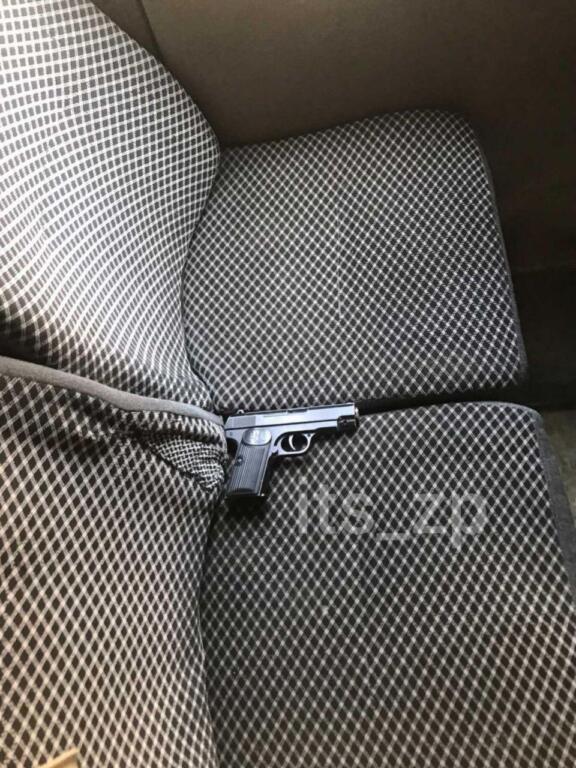 В запорожской маршрутке пассажиры нашли пистолет (ФОТОФАКТ)
