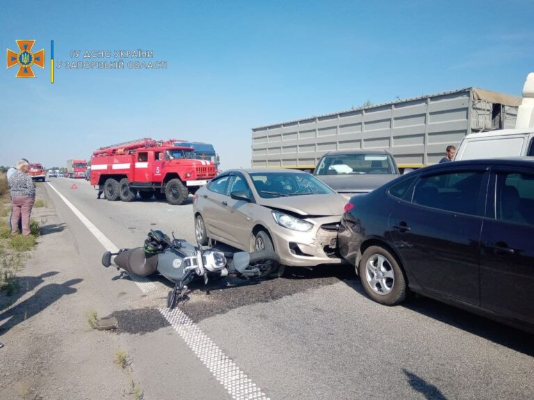 Сразу 6 транспортных средств: в сети появились ФОТО с места массовой аварии на запорожской трассе