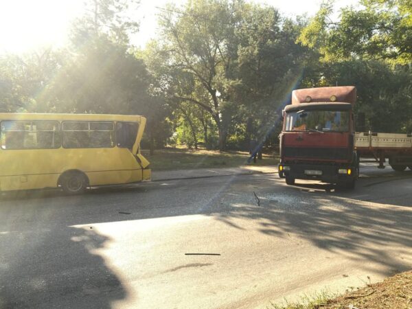 В Запорожье в ДТП попала маршрутка: есть пострадавшие (ФОТО)