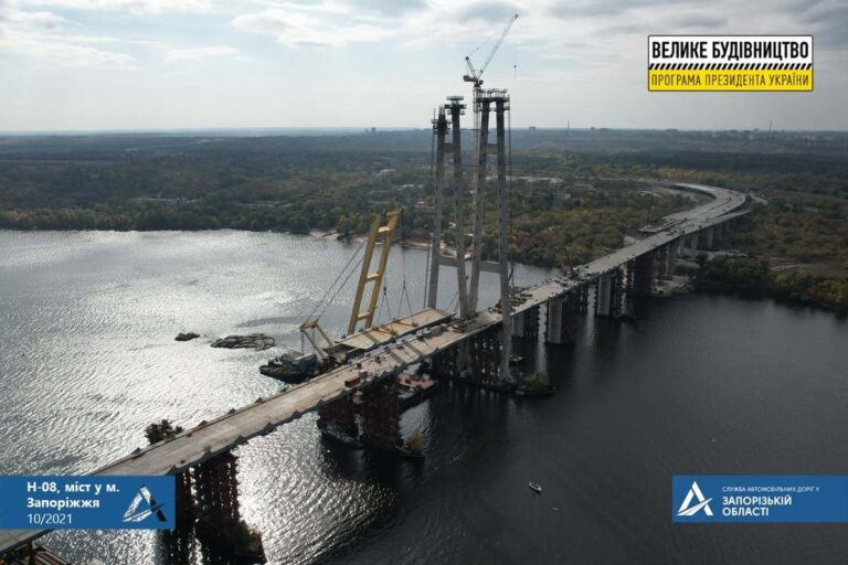 В сети показали, как проходит строительство низовой части вантового моста в Запорожье (ВИДЕО)