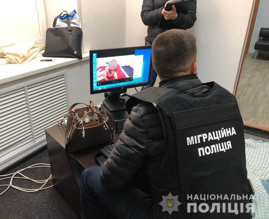 Вебкам-модели в Запорожье: полиция «накрыла» сеть порностудий (ФОТО)