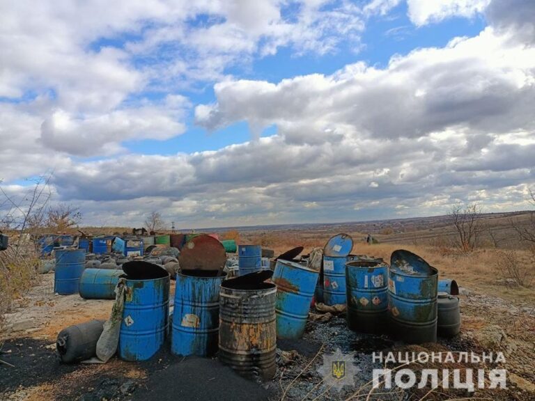 Под Запорожьем неизвестные устроили опасную свалку с химическими отходами: подробности (ФОТО)