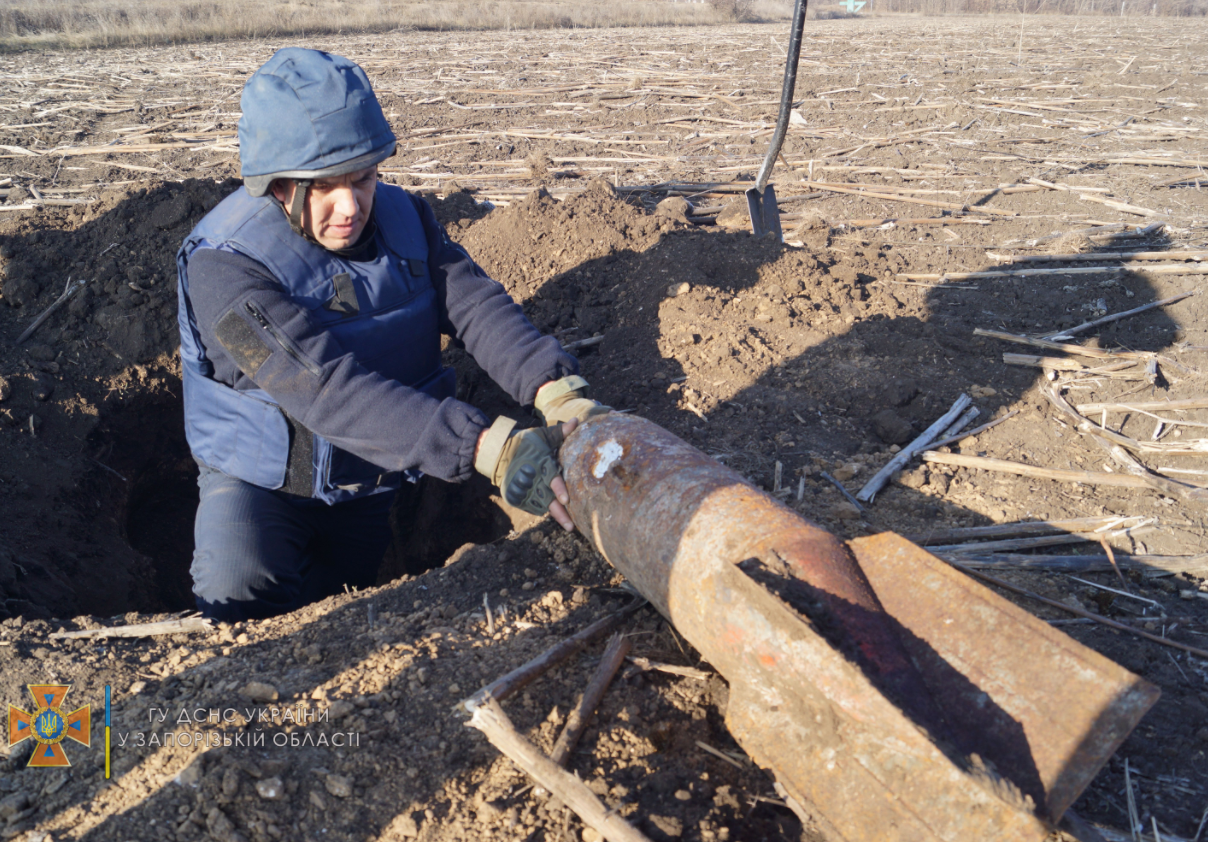В поле под Запорожьем обнаружили десятки мин и авиабомбы (ФОТО)