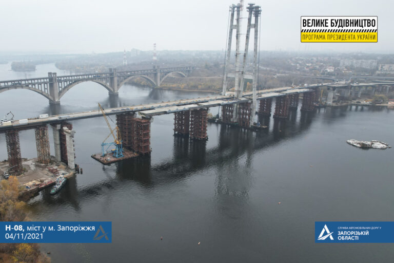 В Запорожье на мосту, соединяющем остров Хортица с левым берегом, смонтировали первые ванты: когда откроют (ФОТО)