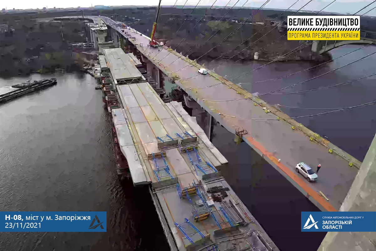 Завершают монтаж вантов: когда в Запорожье откроют движение на вантовом мосту (ФОТО)