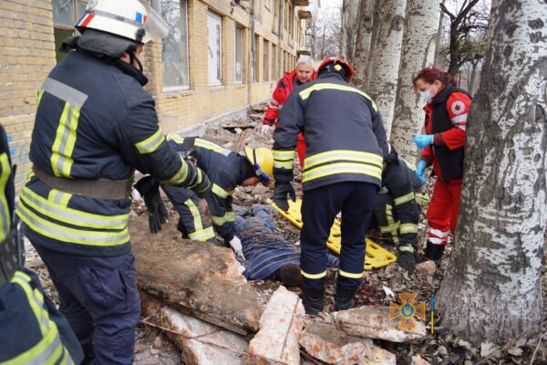 В Запорожье рухнул балкон: погиб человек (ФОТО)