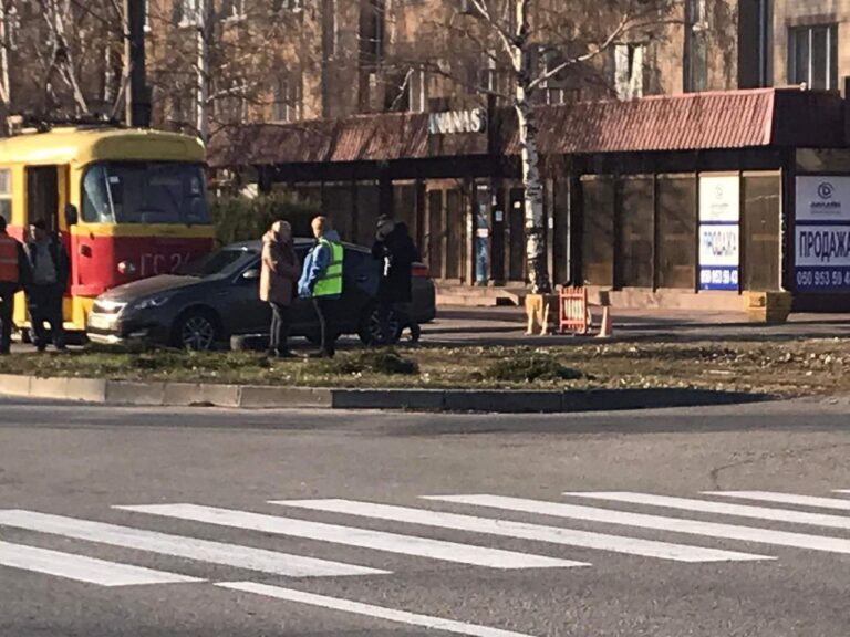 В Запорожье трамвай протаранил легковой автомобиль (ФОТО)