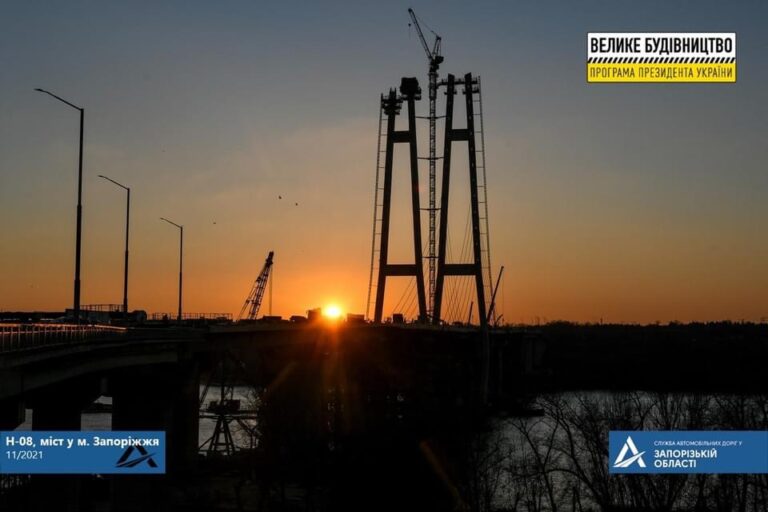 На запорожском вантовом мосту уже смонтировали 26 стальных канатов (ФОТО)