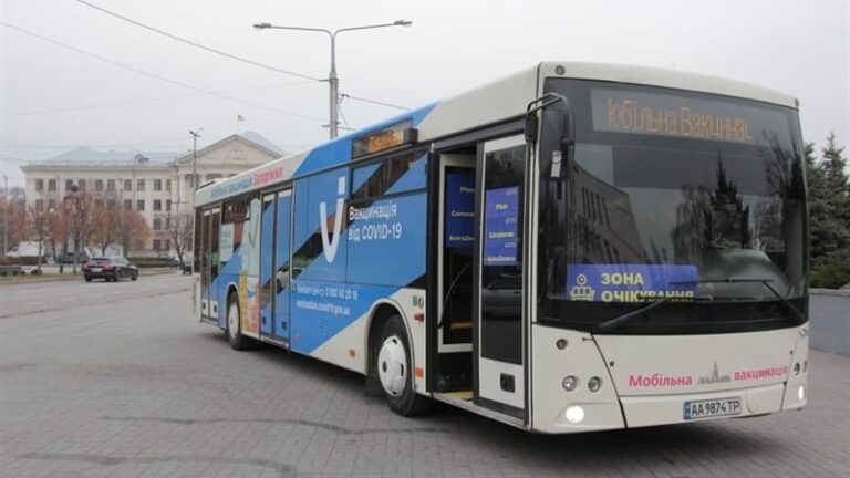 В центре Запорожья прививки против COVID-19 будут делать прямо в автобусе: подробности