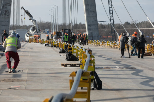 Завтра в Запорожье на вантовом мосту завершат монтаж стальных канатов (ФОТО)