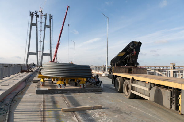 Завтра в Запорожье на вантовом мосту завершат монтаж стальных канатов (ФОТО)