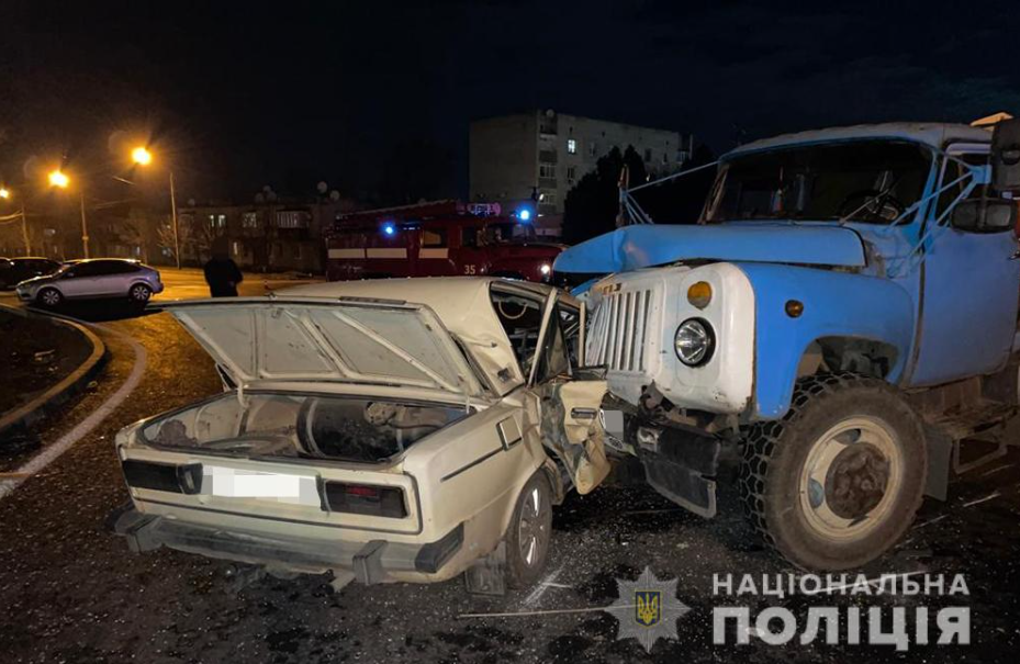 В Запорожской области пьяный водитель влетел в молоковоз: есть погибшие (ФОТОФАКТ)