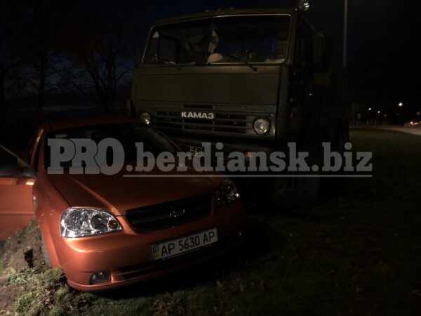 В Бердянске военный КамАЗ протаранил легковушку: есть пострадавшие (ФОТО)